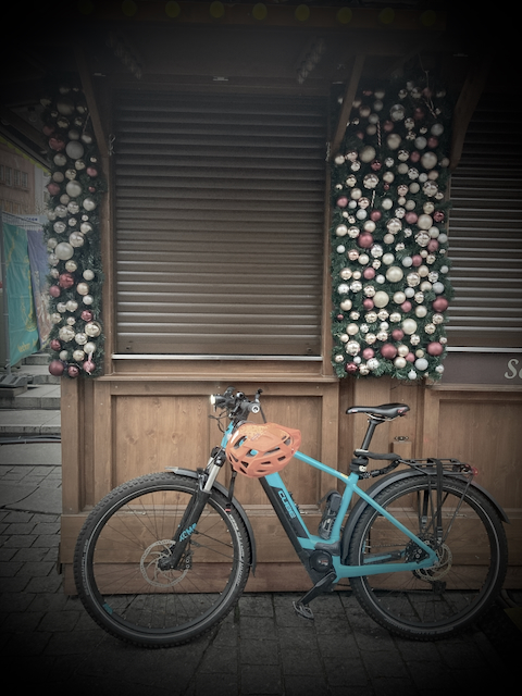 Fahrrad vor geschlossenem Weihnachtsmarktstand